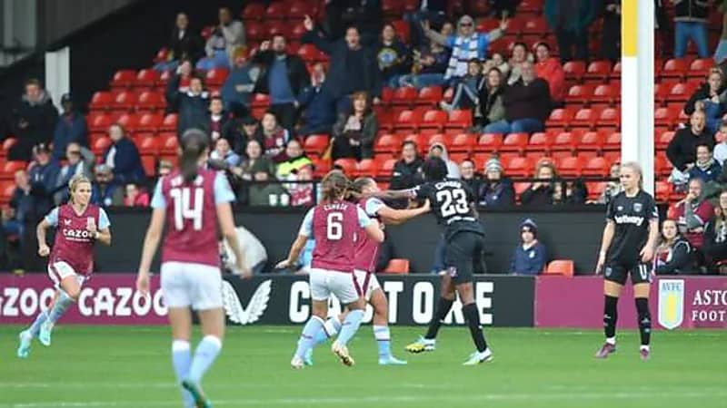 شاهد.. شجار عنيف بين لاعبتين خلال مباراة بالدوري الإنجليزي