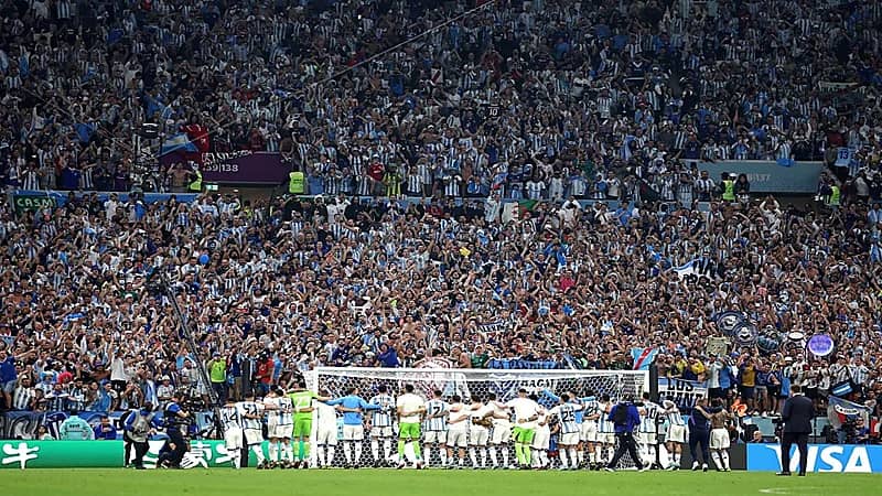 شاهد.. فرحة واحتفال لاعبي الأرجنتين مع الجماهير بعد التأهل لنهائي المونديال