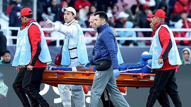 شاهد.. لحظة خروج كاريلو من الملعب محمولاً على نقالة