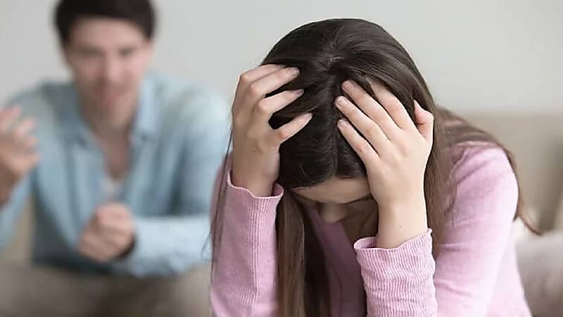 رجل يهدد زوجته بالطلاق لمنع تطعيمها بلقاح كورونا