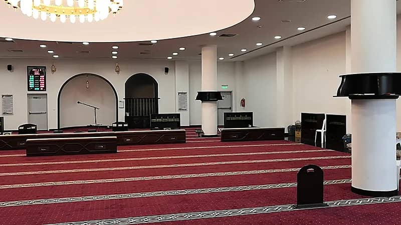 تلاسن نساء أثناء صلاة التروايح داخل مسجد بمكة