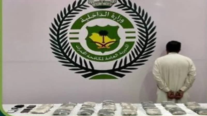 القبض على مقيم لنقله وترويجه مادة الحشيش المخدر