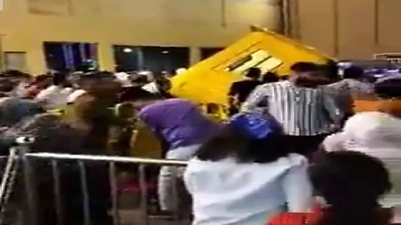 سقوط لعبة داخل ملاهي في مول تجاري ..فيديو