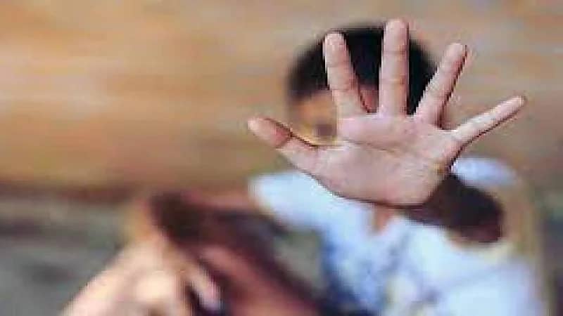 أم تعذب أبنها حتى الموت بمشاركة زوجها