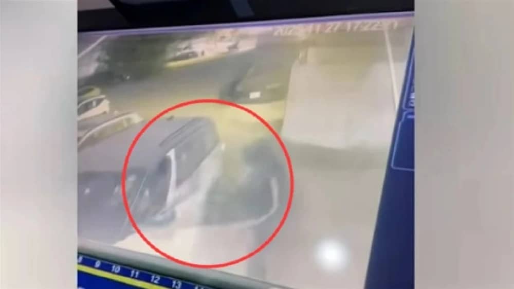 اعتداء بمادة حارقة يشوه ماكيرة عراقية داخل سيارتها.. فيديو