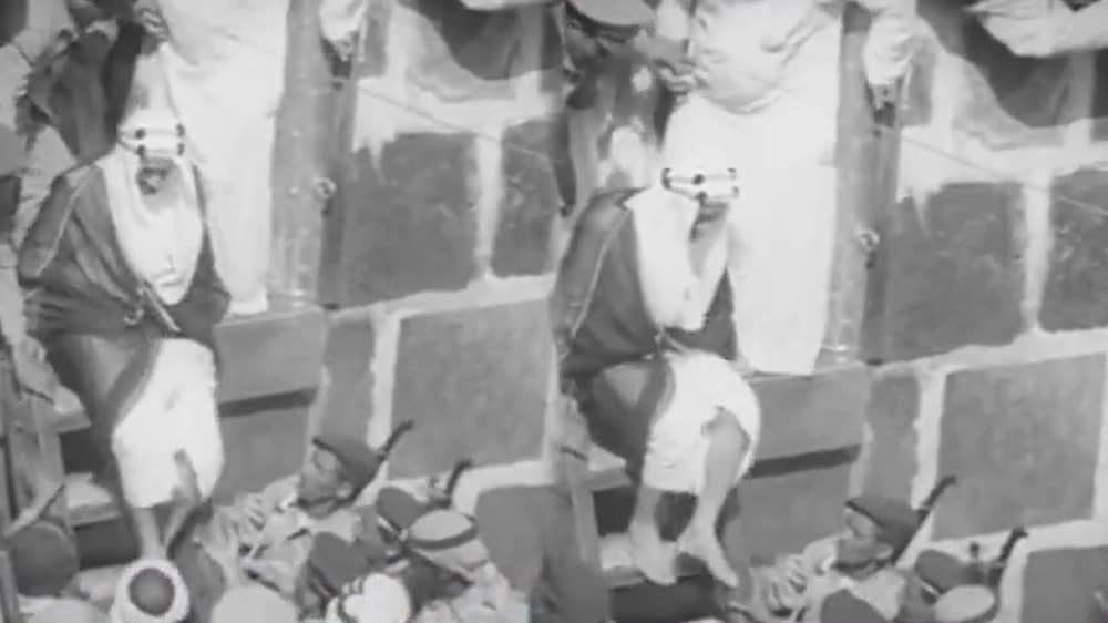 أندر لحظة في تاريخ الحرم .. الأمير فيصل يخرج من باب الكعبة وسط الحشود ..فيديو