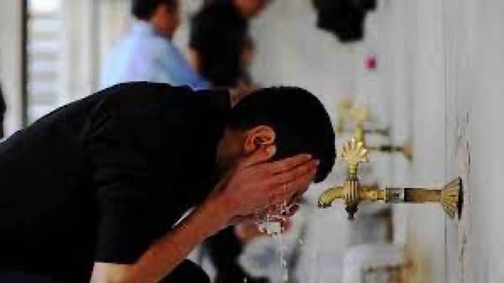 حكم الجمع بين الصلوات والصلاة في المنزل بسبب البرد الشديد .. فيديو