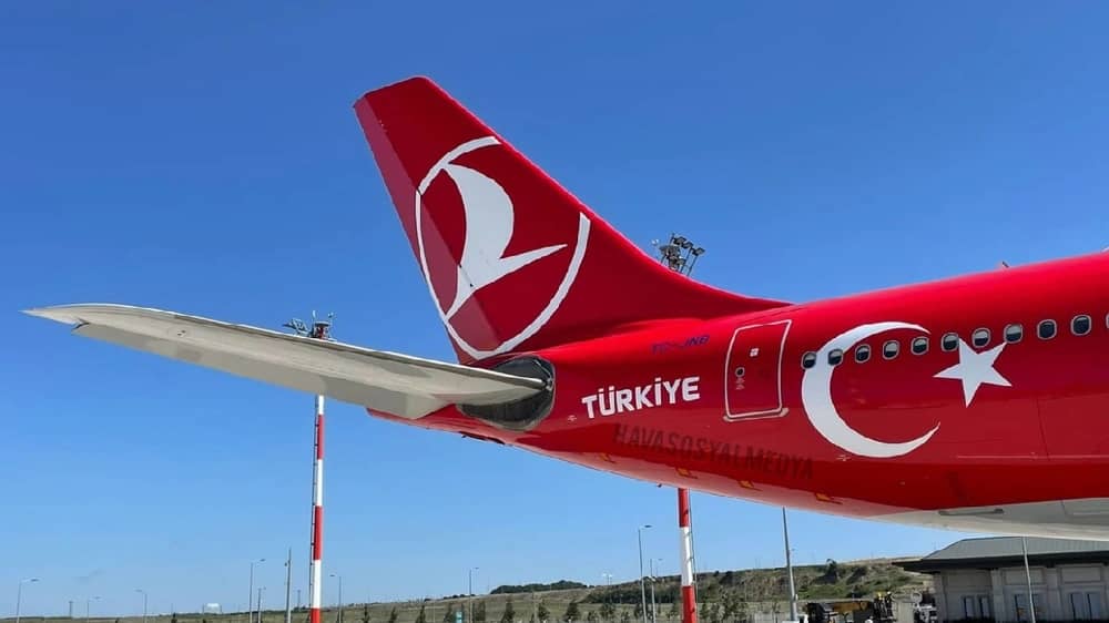 صحفي تركي يحظر من السفر بسبب تغريدة.. صور