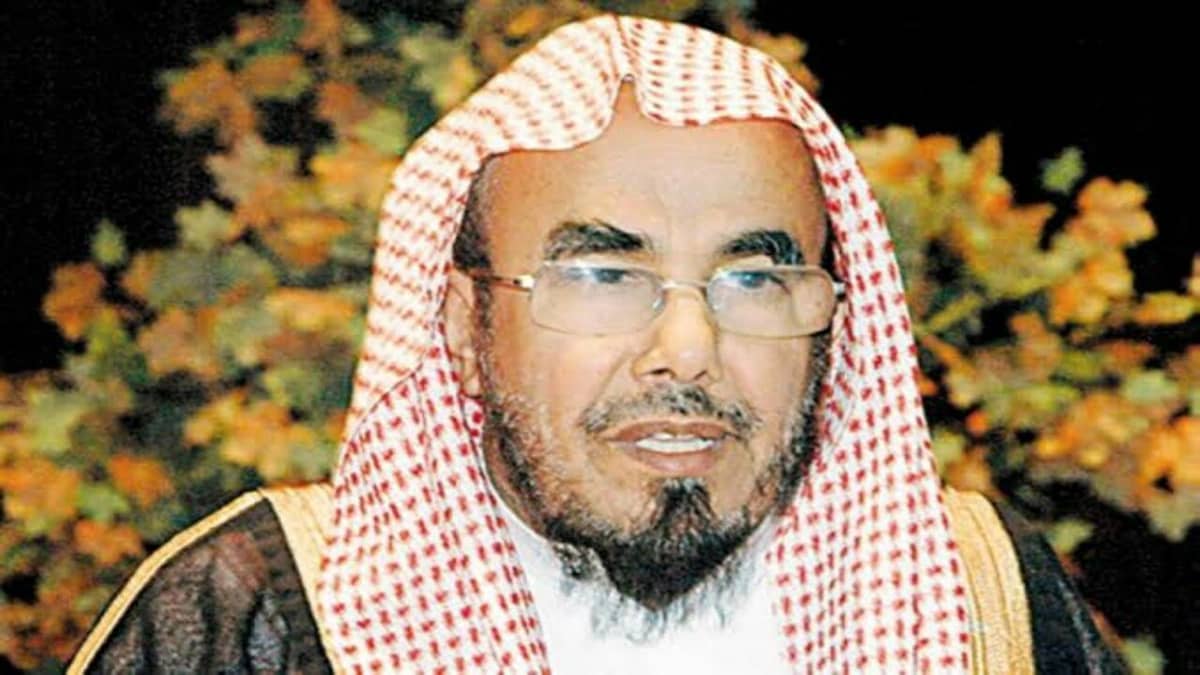 المطلق: تأخير الصلاة حتى يخرج وقتها من الكبائر