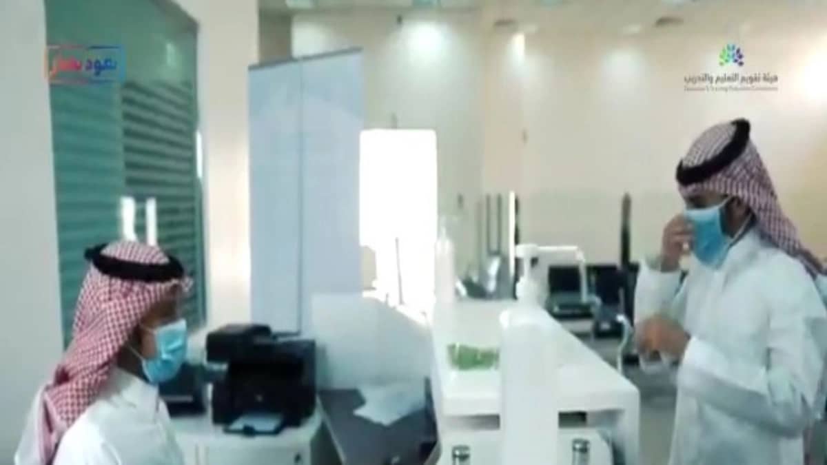 شاهد.. التزام الطلاب بعدة إجراءات احترازية خلال الامتحان التحصيلي