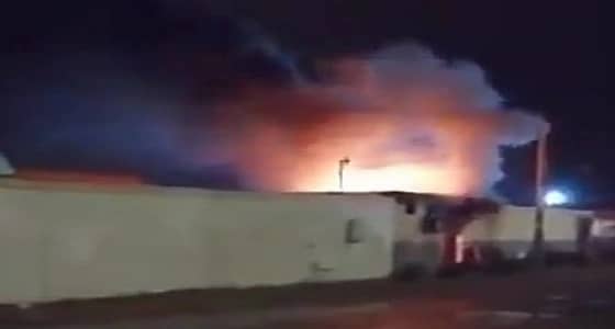 بالفيديو.. صاعقة رعدية تشعل النيران في محول كهربائي ببريدة