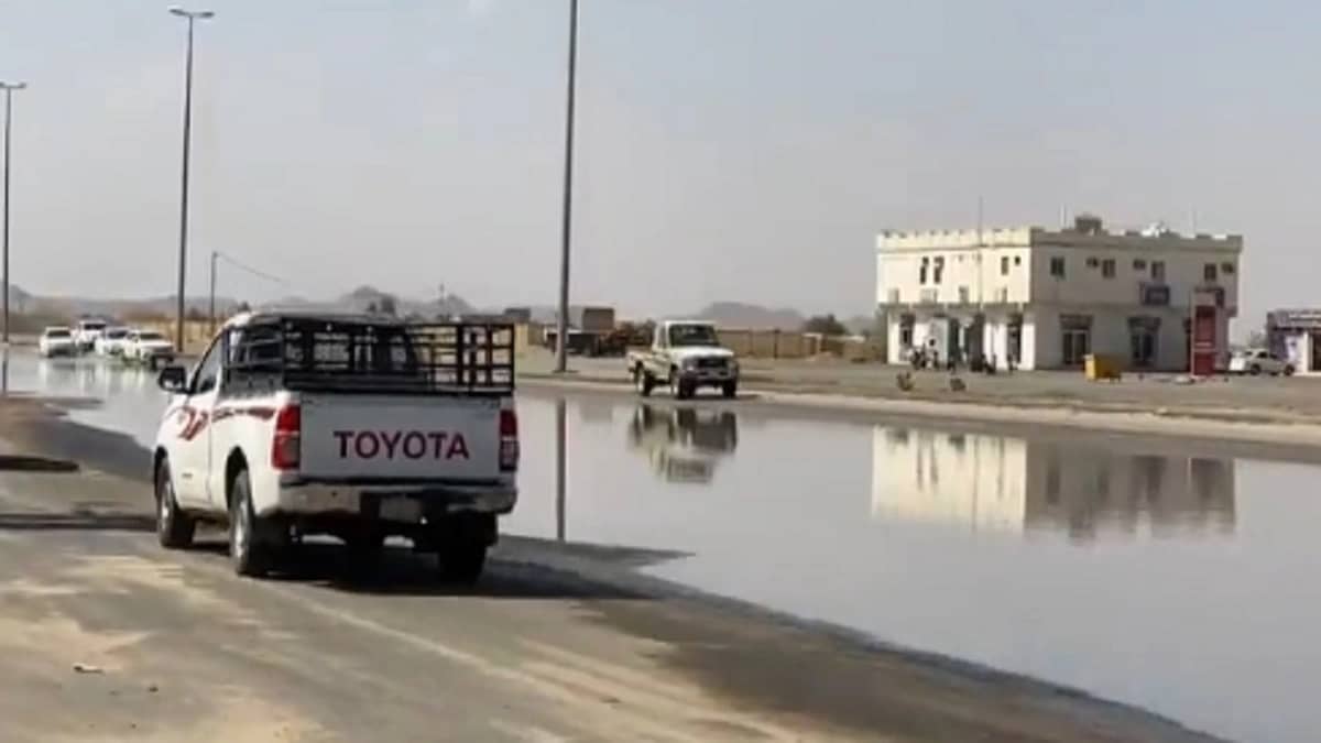 بالفيديو .. تجمعات مياه تعيق حركة السير على طريق الملك فهد بنجران