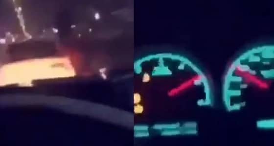 بالفيديو.. متهورون يصدمون سيارة عمدًا