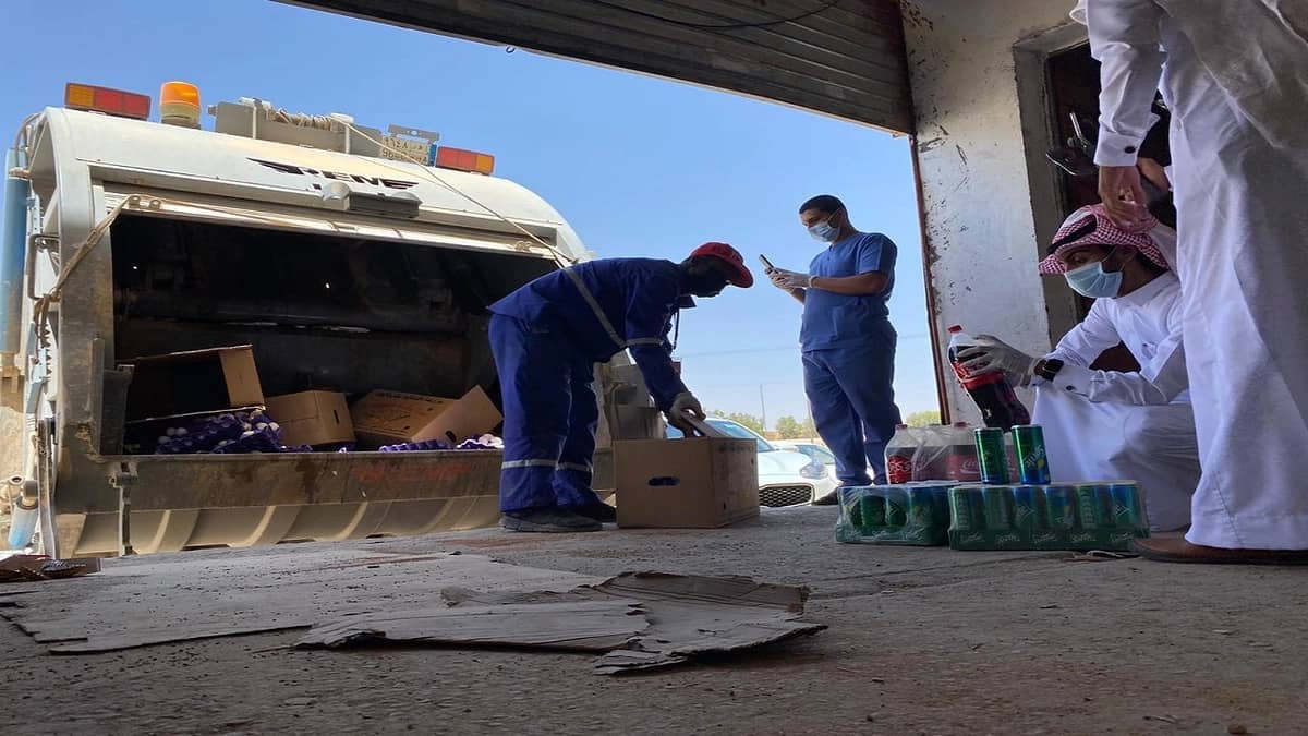 ضبط مستودع مخالف يخزن المواد الغذائية بطريقة عشوائية في عرعر(فيديو)