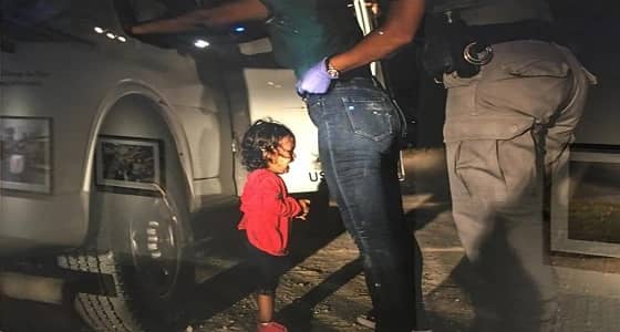 قصة صورة «الطفلة الباكية» على الحدود التي عكست معاناة اللاجئين