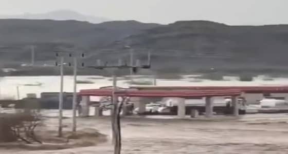 بالفيديو.. سيول جارفة تضرب قرية ملح في خليص