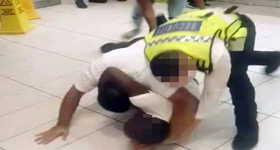 الجوع كافر.. شجار عنيف وفوضى داخل ماكدونالدز بعد تأخر الطعام (صور)