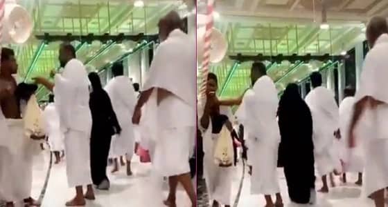 تعليق المعتمر الذي تلقى صفعة لانشغاله بالجوال في المسجد الحرام