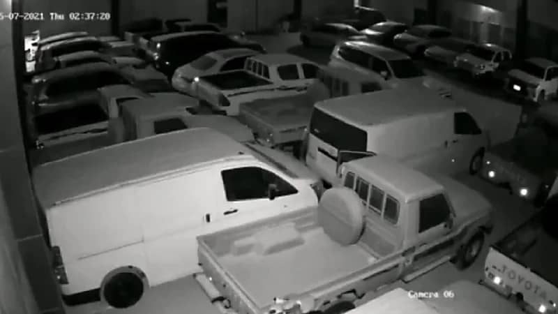 بالفيديو.. سرقة “سيارتين” من معرض لبيع السيارات بالرياض