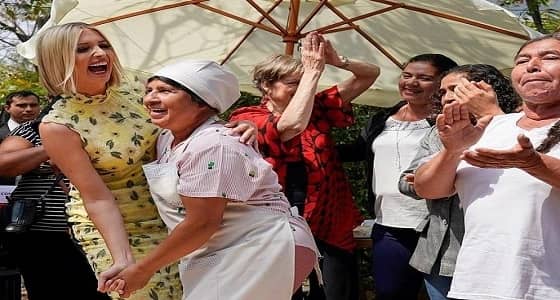 بالصور.. إيفانكا ترامب ترقص في سوق بباراجواي