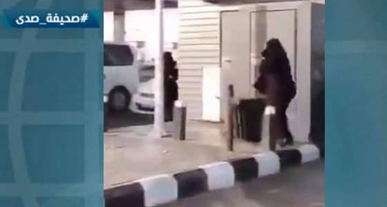 بالفيديو..شخص يقذف طالبات جامعيات يشترين القهوة بنجران