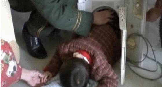 غسالة الملابس تدور بداخلها طفل وشهادة غريبة لوالدته