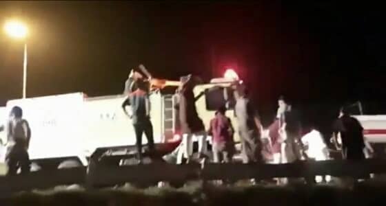 بالصور.. انقلاب ناقلة بترول على طريق " محايل- بارق " وتوقف الحركة المرورية