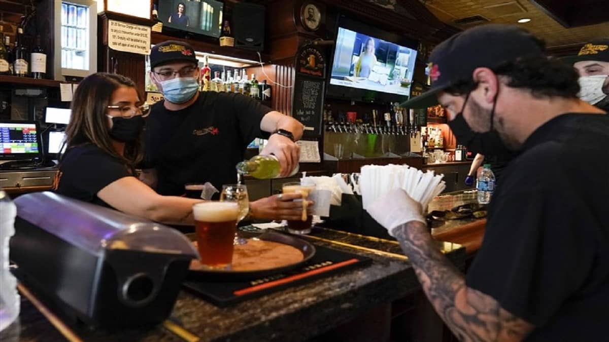 تفشي جديد للفيروس يجبر كاليفورنيا على إغلاق حاناتها