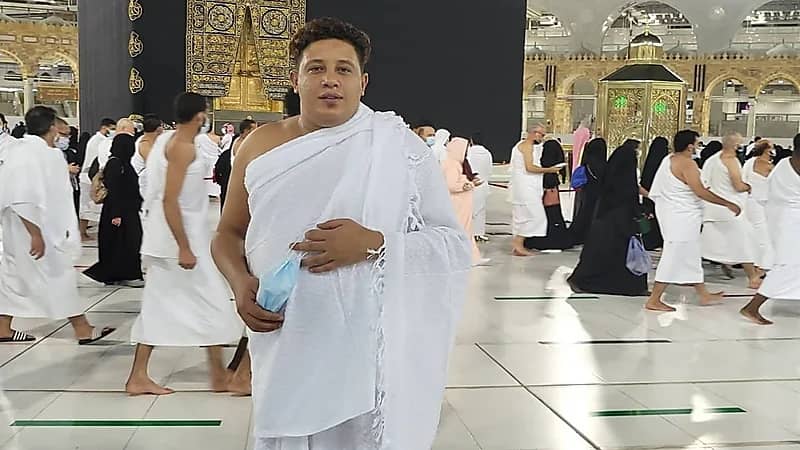 بالصور.. حمو بيكا يؤدي مناسك العمرة: ربنا يرزق كل مشتاق