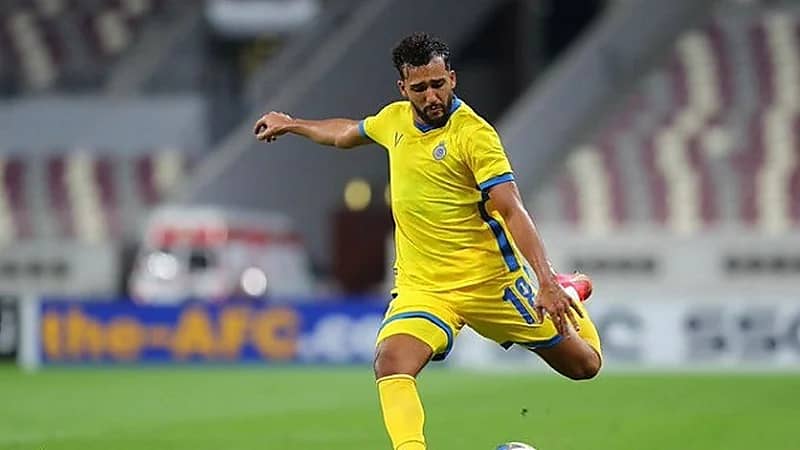 السبب الحقيقي وراء رفض لاعب النصر عروض الوحدة والرائد