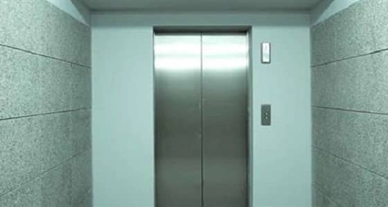 إنقاذ طفل احتجز داخل مصعد في مكة