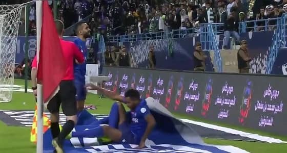 بالفيديو.. علي البليهي يلتحف باللوحة الإعلانية بعد تسجيله للهدف الحاسم