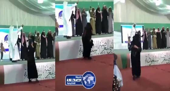 بالفيديو.. مُسنة تتفاعل مع " الـعرضه " وتلقي " عباءتها " على الفرقة في الجنادرية