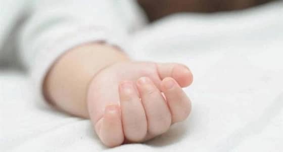 امرأة تلقي رضيعتها من النافذة بعد علمها بإعاقتها