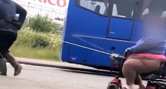 الحب لا يموت.. زوج يحقق حلم زوجته السمينة بركوب " سكوتر "