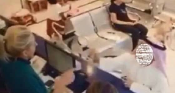 حقيقة المقطع المتداول لمواطن يبصق على بريطانية ويضربها بالعقال