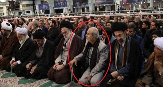 ملازمة الطبيب لخامنئي مؤشر لتدهور حالته ورسالة باقتراب إعلان الزعيم الجديد