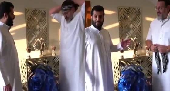 بالفيديو..تركي آل الشيخ: «شلون تلبس البندانة»