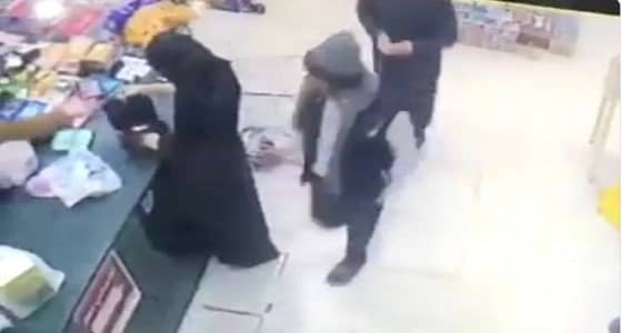 شاهد.. كلاكيت ثالث مرة.. متحرش في تبوك يلامس فتاة بطريقة غير أخلاقية