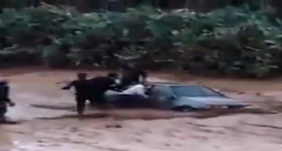 بالفيديو.. انتشال طفلة من مركبة والدها في سيول الأردن وارتفاع الضحايا إلى 7
