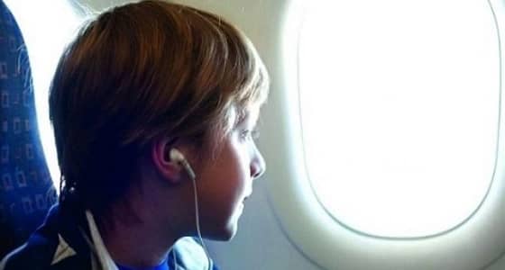 سبب إجبار المسافرين على فتح نوافذ الطائرة عند الإقلاع والهبوط