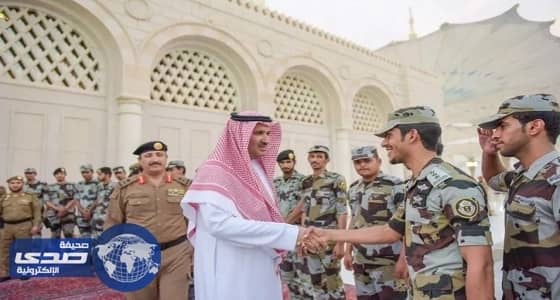 بالصور.. أمير المدينة المنورة يشارك رجال الأمن إفطارهم في ساحات المسجد النبوي