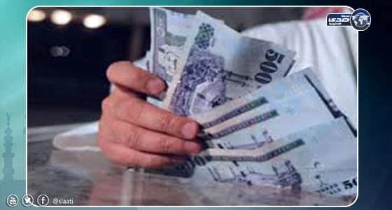 شخص غامض يوزع الآلاف على الشباب المحتفلين باليوم الوطني للمملكة