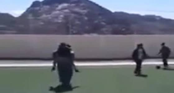 والدا الطفلين الذين حملا أحدهما الآخر الضرير للعب الكرة يعلقان على الواقعة