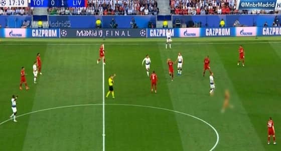 فتاة عارية تقتحم ملعب واندا ميتروبوليتانو في نهائي دوري الأبطال