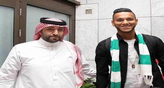 بالصور.. وصول محترف الأهلي دي سوزا إلى جدة