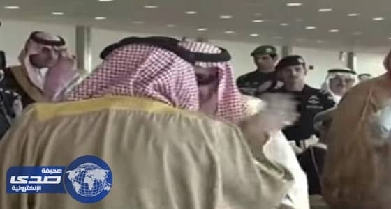 بالفيديو.. حوار ضاحك بين ولي ولي العهد والشاعر الفراعنة