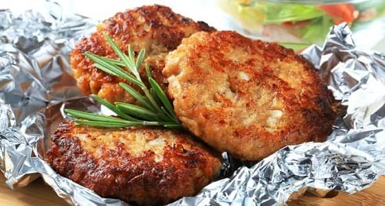 « التسرب إلى الطعام » .. خبراء يكشفون عن الخطر الرئيسي لورق القصدير