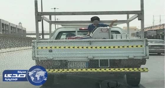 صورة طفل يتعرض لأشعة الشمس تثير غضب النشطاء والداخلية تعلق