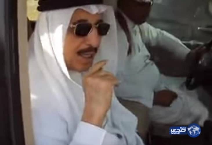 بالفيديو: مواطنون يحتشدون بأحد طرقات جازان.. وأمير المنطقة يوقف موكبه للاستماع لمطالبهم